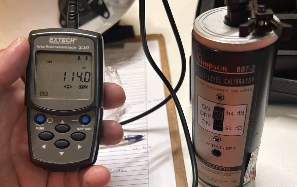Dosímetro de ruído sendo aferido em calibrador acústico a 114 dB