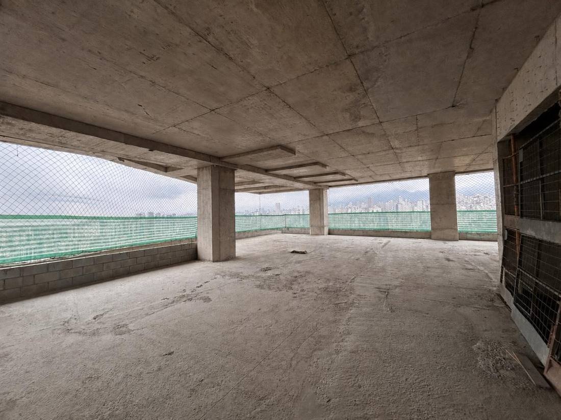 Pavimento de edifício em estrutura de concreto, com vista da cidade ao fundo